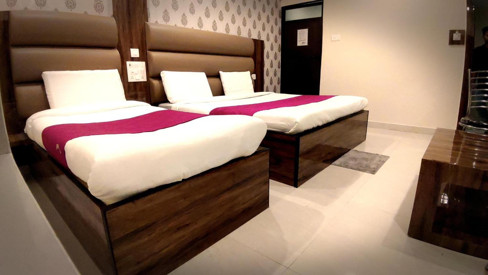 City Hotel Аллахабад Номер фото